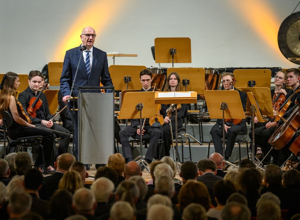 Festakt zum 35. Jahrestag des Mauerfalls in Frankfurt (Oder): Brandenburgs Ministerpräsident Woidke erinnert an das „Glücksgefühl“, als die Grenzen geöffnet wurden.