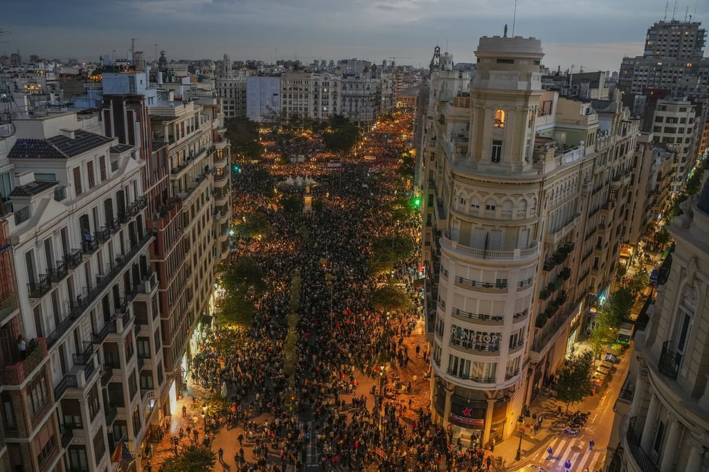 Im Stadtzentrum von Valencia kamen rund 130.000 Menschen zusammen um gegen die ihrer Ansicht nach nur schleppend angelaufene Hilfe zu protestieren.