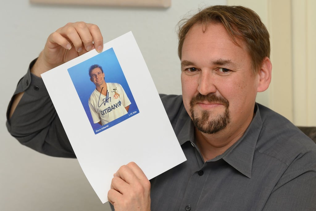 Ein Autogrammsammler meint: Selfies haben dem Autogramm bei jüngeren Fans den Rang abgelaufen.