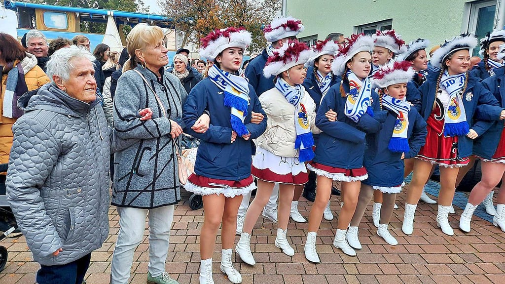Vor dem Rathaus wurde auch getanzt und geschunkelt.