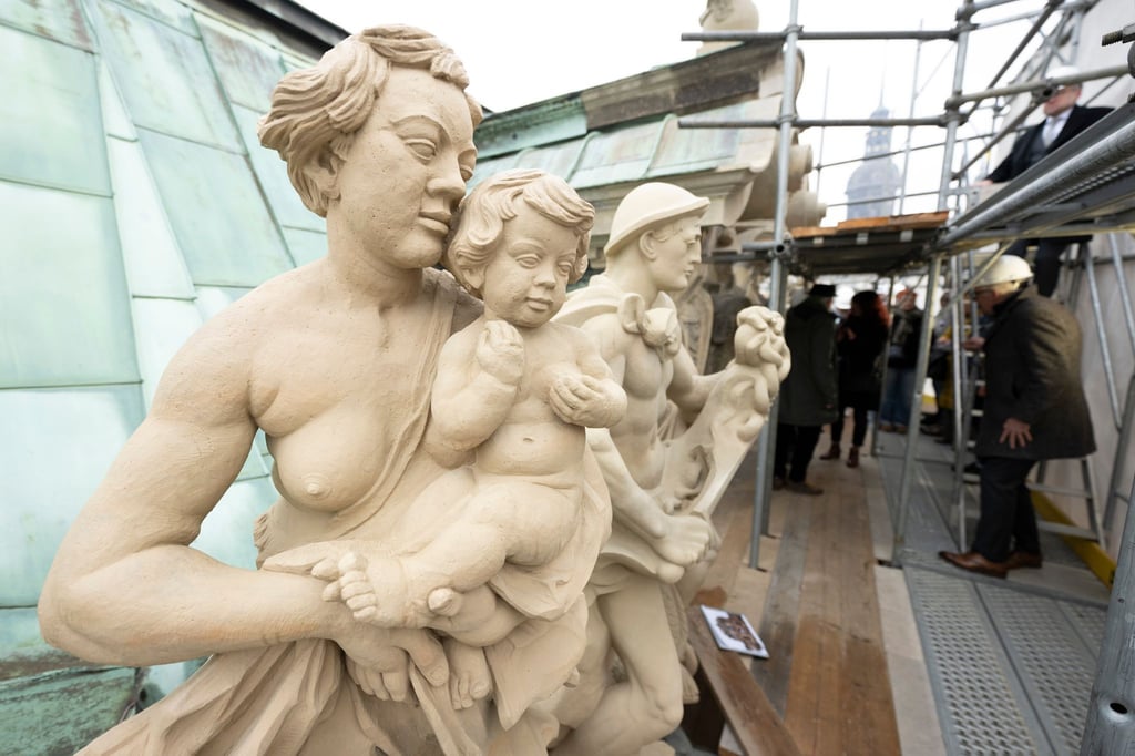 Die Restaurierung der Außenfassende des Glockspielpavillons im Dresdner Zwinger wird pünktlich zum Jubiläum der Zwingerbauhütte abgeschlossen.