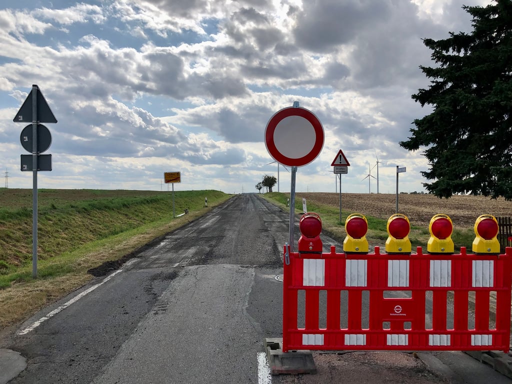 Die Sperrung der Landesstraße 198 zwischen Kleinhelmsdorf und der Landesgrenze nach Thüringen soll ab Mittwoch Geschichte sein. Das Foto stammt aus dem August dieses Jahres. Da war die Fahrbahnoberfläche bereits abgefräst.