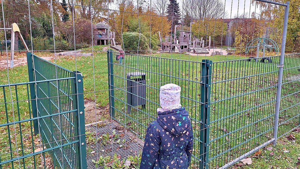Wegen Vandalismusschäden auf dem Spielplatz an der Rottmeisterstraße ist der Zugang mit einem Bauzaun vergesperrt.