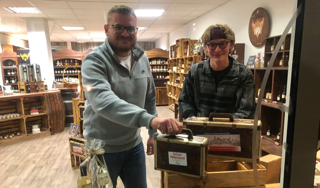 Auch im Ladengeschäft der Zeitzer Whisky-Manufaktur boten Constantin Honisch (links) und Alexander Jahn den Schlemmerkoffer an. Und heißen Punsch gegen das Novemberwetter.