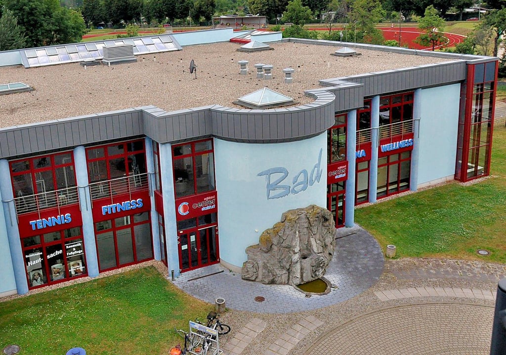 Bei der Frage, wo Staßfurter künftig Schwimmen lernen, ist das Erlebnisbad vom Bernstein-Salzlandcenter noch nicht aus dem Rennen, sondern ausdrücklich als eine Möglichkeit mitzubetrachten, heißt es im Auftrag des Stadtrats für den Bürgermeister.