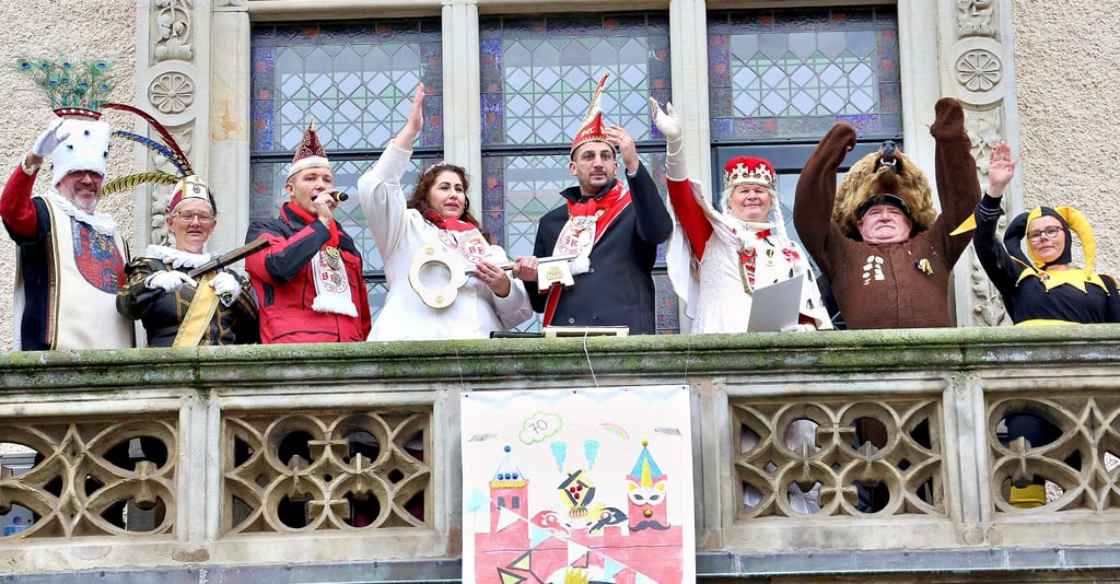 Den Rathausschlüssel fest in der Hand: Die Mitglieder des Bernburger Karnevalclubs haben zum 11.11. das Rathaus gestürmt.