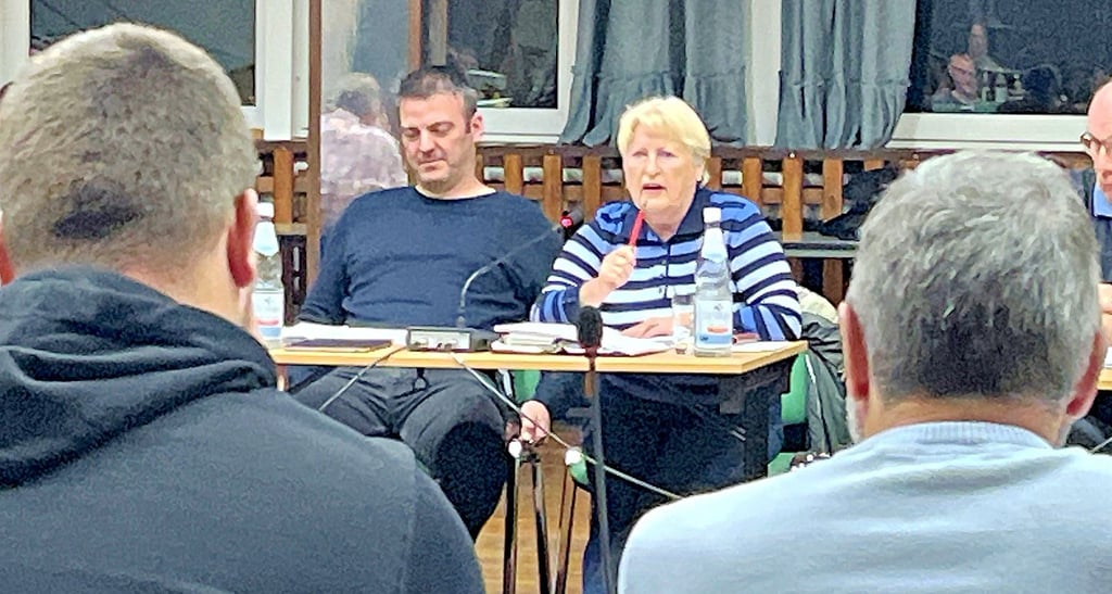 Stadtratsssitzung in Tangerhütte: Edith Braun empfindet die Sitzordnung an schmalen Tischen als zu eng. Es passe kaum etwas auf die Tische.