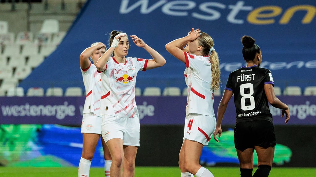 Nina Räcke (RB Leipzig) schlägt nach verpasster Chance die Hände über dem Kopf zusammen.