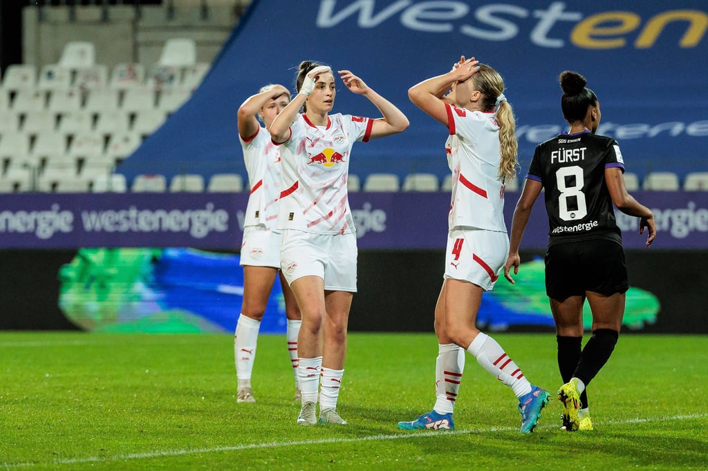 Nina Räcke (RB Leipzig) schlägt nach verpasster Chance die Hände über dem Kopf zusammen.