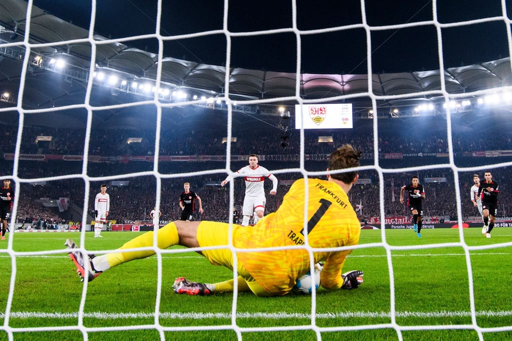 Kevin Trapp parierte gegen Ermedin Demirovic.