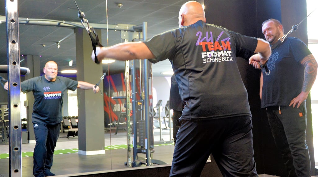 Heiko Redlin (l.) ist Fitnesstrainer im „Fitomat“ in Schönebeck und gibt Kunden bei Bedarf Tipps für ihr Training.