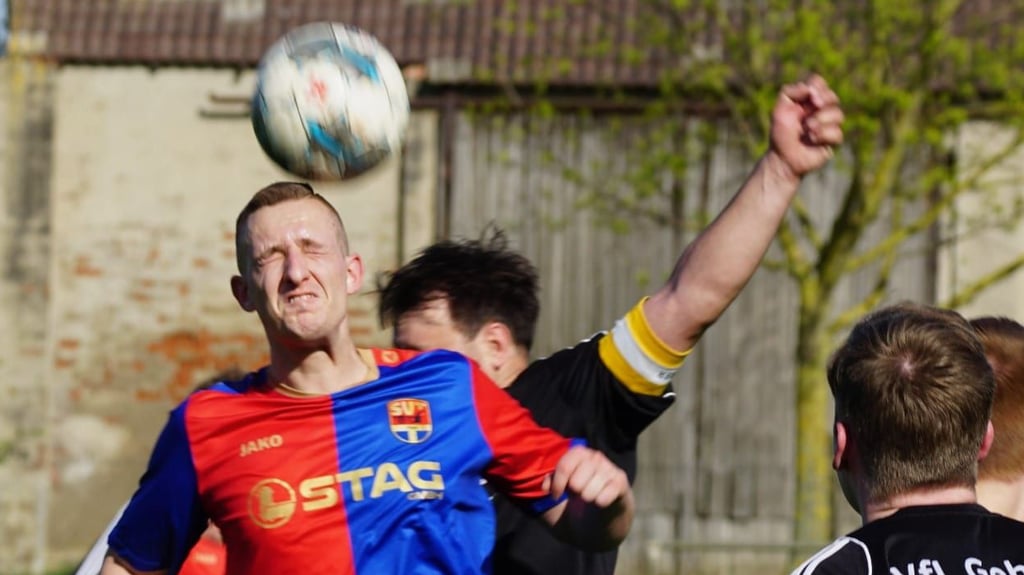 Tino Müller steigt zum Kopfball hoch. Hier in einem älteren Spiel gegen Gehrden. Gegen Hohenwarthe endete eine ähnliche Szene dramatisch - ein Zuschauer leistete Erste Hilfe und wurde zum Retter für den Fußballer. .&nbsp;