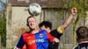 Tino Müller steigt zum Kopfball hoch. Hier in einem älteren Spiel gegen Gehrden. Gegen Hohenwarthe endete eine ähnliche Szene dramatisch - ein Zuschauer leistete Erste Hilfe und wurde zum Retter für den Fußballer. .&nbsp;