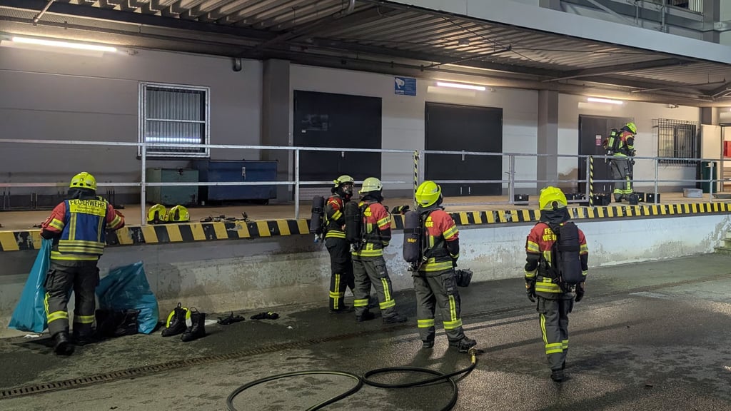 Feuerwehrleute während des Batterie-Einsatzes im Edeka-Center im Wernigeröder Harzpark.