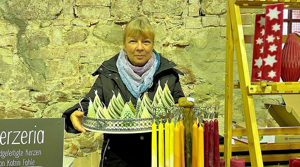Kreativwerkstatt in Roßlau: Katrin Fahle hatte eine große Auswahl eigener handgefertigter Kerzen mitgebracht.