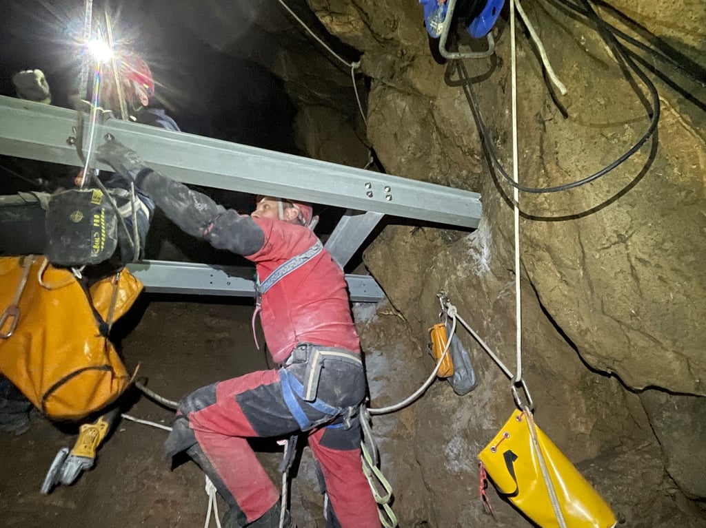 Arbeiter bringen die neuen Träger für die Schutzplatten an.