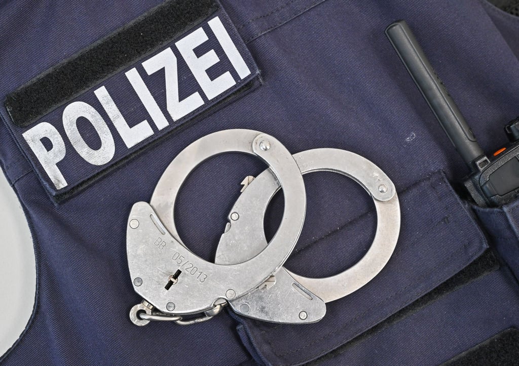 Ein Mann stellt einen betrunkenen Dieb in Hildburghausen bei dem Versuch in dessen Auto einzubrechen. (Symbolbild)