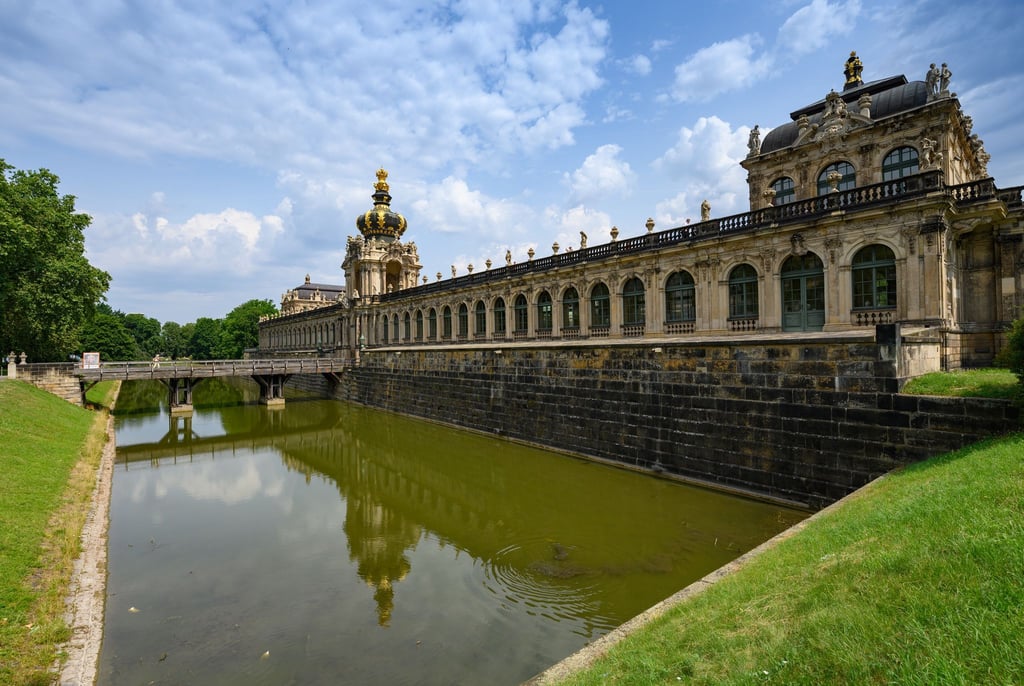 Der Dresdner Zwinger mit seinem Kronentor gilt als Wahrzeichen der Stadt und Meisterwerk des Spätbarocks. (Archivbild)