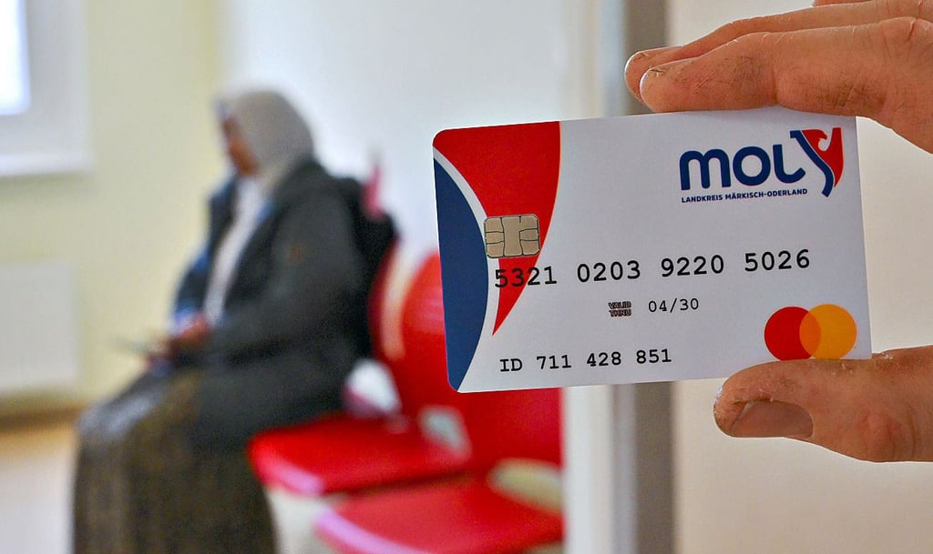 Für Asylbewerber gibt es in mehreren Kommunen in Deutschland eine Bezahlkarte. In Magdeburg läuft ein Pilotprojekt.