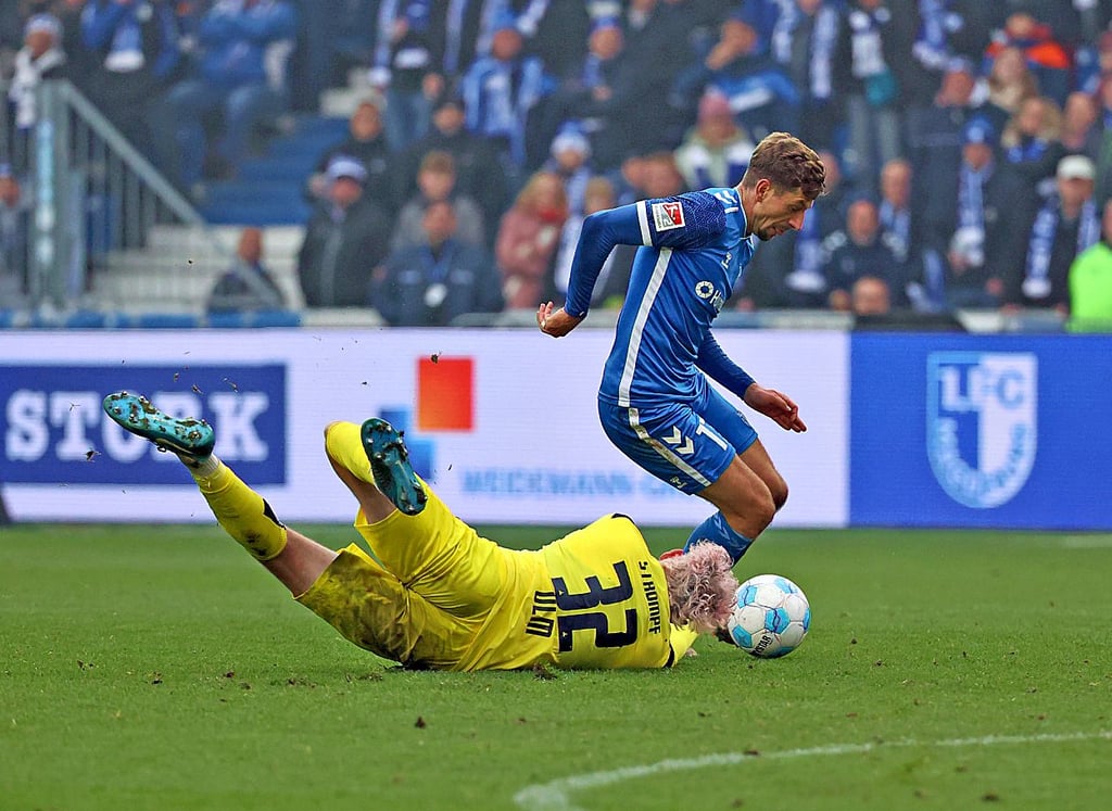 Philipp Strompf stoppt Alexander Nollenberger im Stile eines Torwarts.