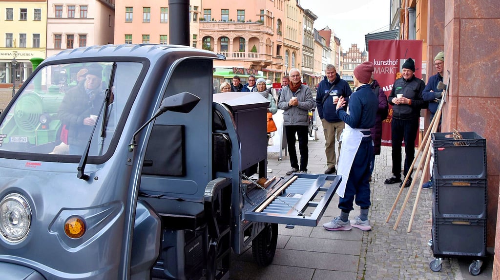 Viele Fragen hatte Jeanette Merker bei der Einweihung des Wittenberger Backmobils zu beantworten.