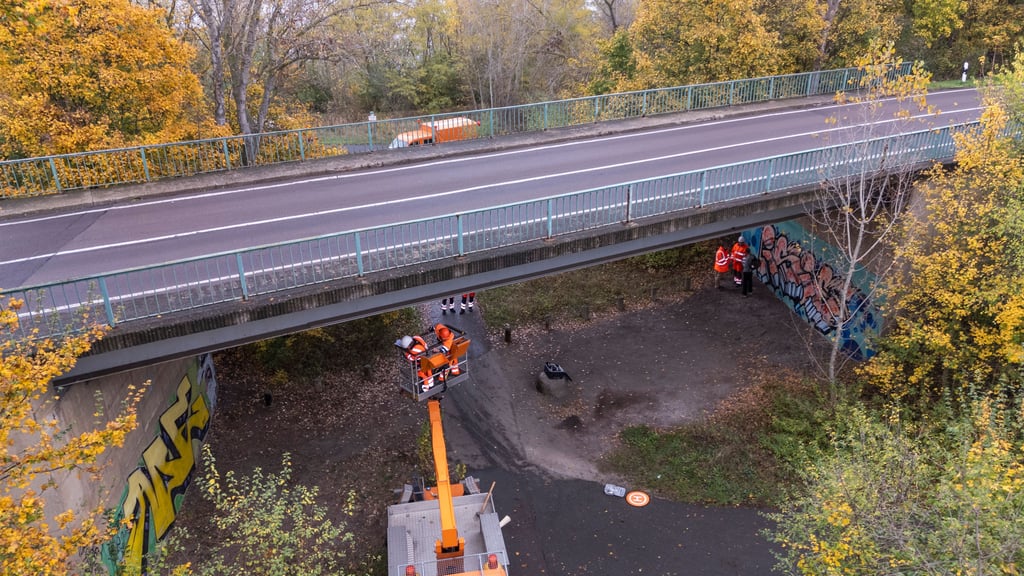 Hoch hinaus: Überprüfung der Brücke über die ehemalige Grubenbahn-Trasse in Großkayna (Saalekreis)