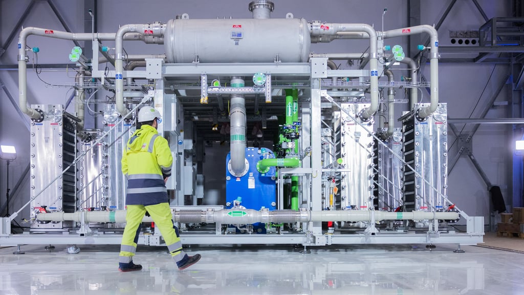 Blick auf einen Elektrolyseur für die Herstellung von grünem Wasserstoff bei Air Liquide in Oberhausen in Nordrhein-Westfalen.