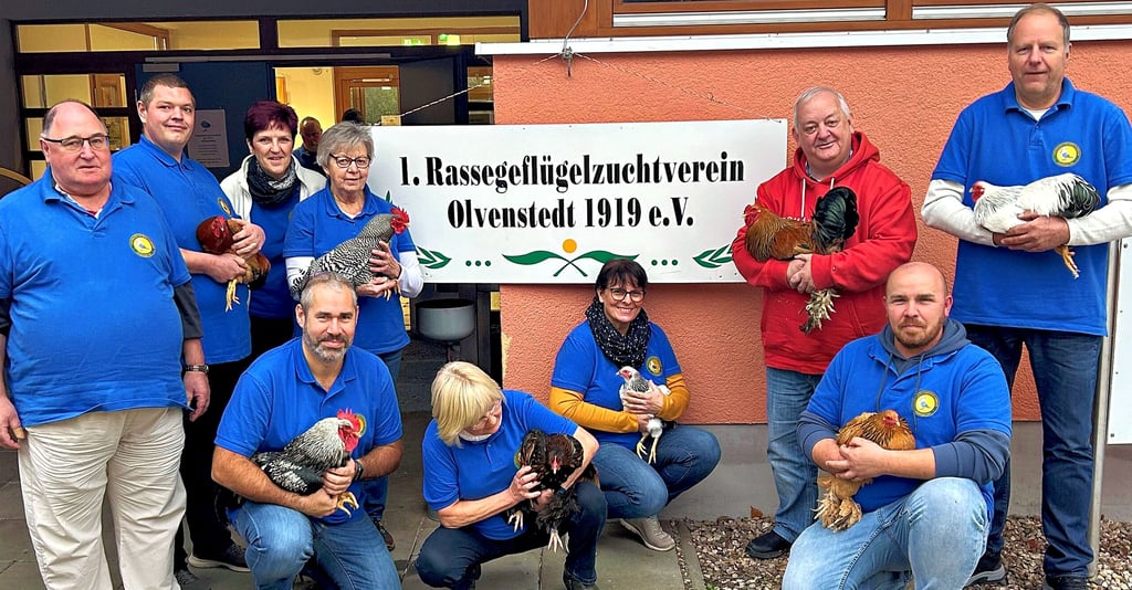 Züchter und „Wetten, dass...?“-Kandidat Horst Freckmann (im roten Pulli) war bei der Ausstellung des 1. Rassegeflügelzuchtvereins im Bürgerhaus in Magdeburg-Olvenstedt zu Besuch. Die Mitglieder hatten ihn nach seinem TV-Auftritt zu ihrem 125-jährigen Vereinsbestehen eingeladen.