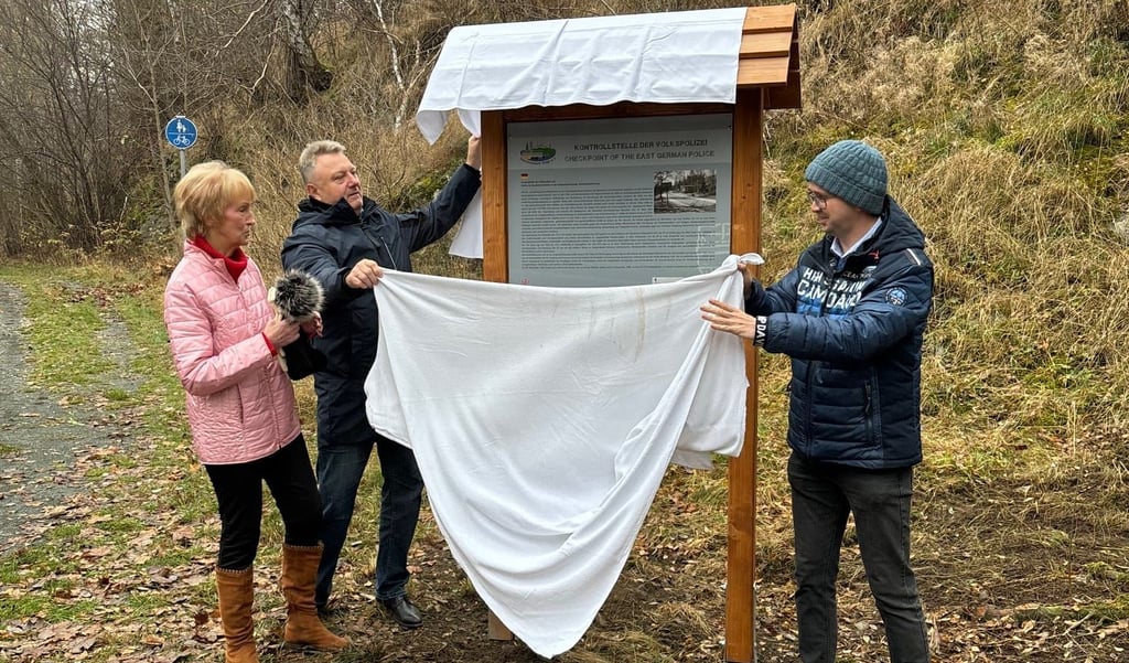 Inge Winkel, Ronald Fielbekorn und Christian Resow (von links) weihen eine Schautafel zur Kontrollstelle der Volkspolizei am Ortseingang Tanne in Richtung Sorge ein.