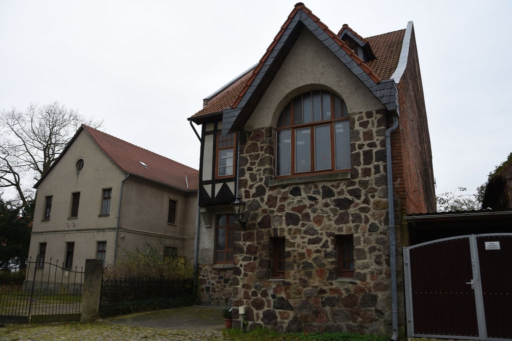 Der Haushaltsplan des Kirchenkreises Salzwedel sieht Baumaßnahmen im Gemeindehaus Kalbe vor. Links daneben befindet sich das Pfarrhaus.