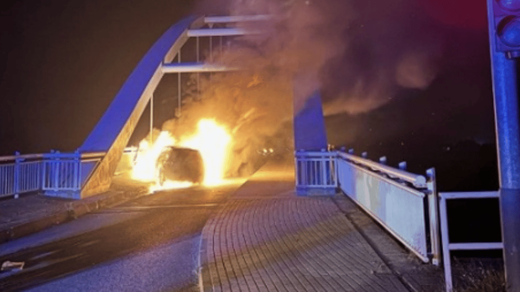 Am Samstag kam auf der Brücke über dem Mittellandkanal zu einem schweren Unfall mit einem brennenden Auto.