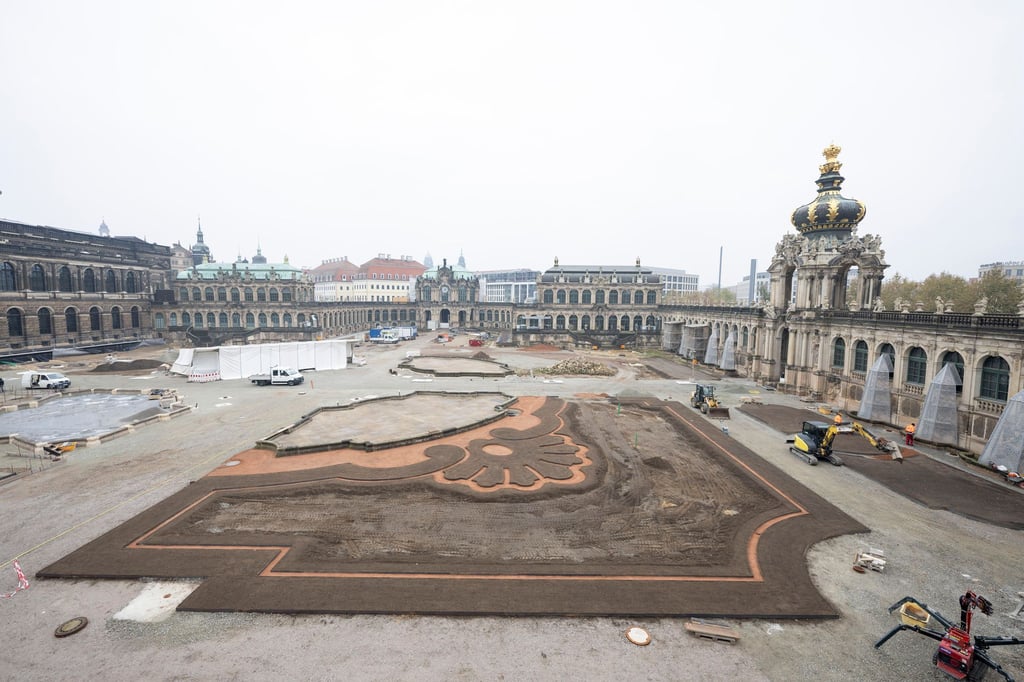 Baufahrzeuge stehen im Dresdner Zwinger vor dem sanierten Glockenspielpavillon.