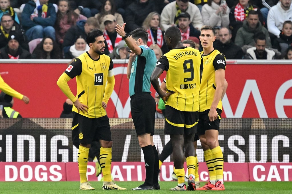 Emre Can (l) fehlt nach seiner Roten Karte gegen Mainz die nächsten beiden Spiele gesperrt.