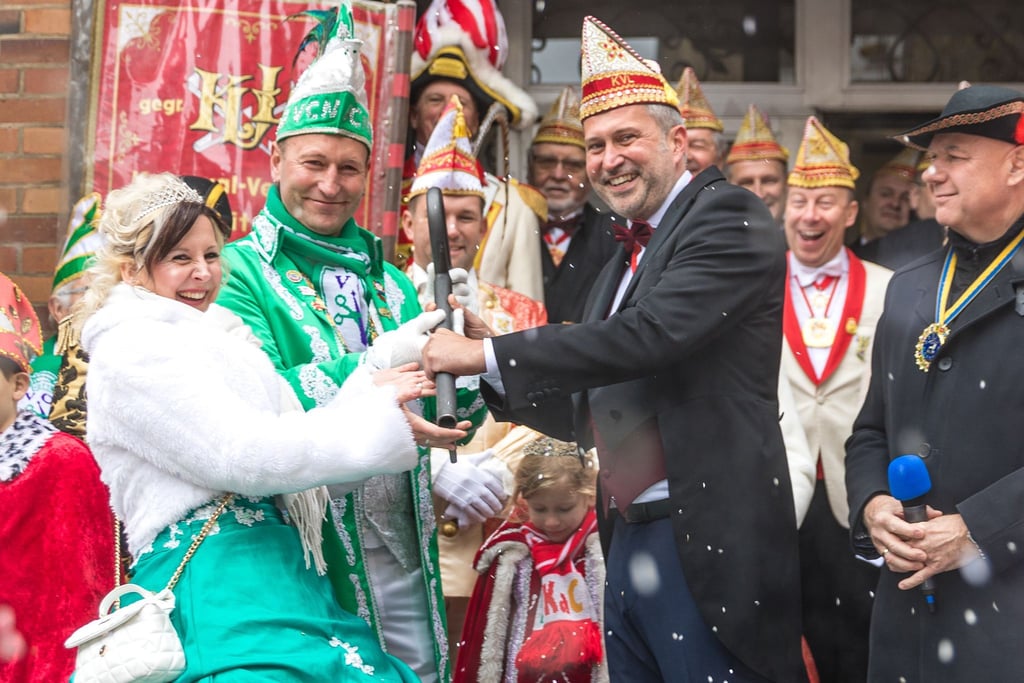Vertreter des Cottbuser Vereins Narrenweiber übernehmen mit der symbolischen Schlüsselabgabe das Rathaus.