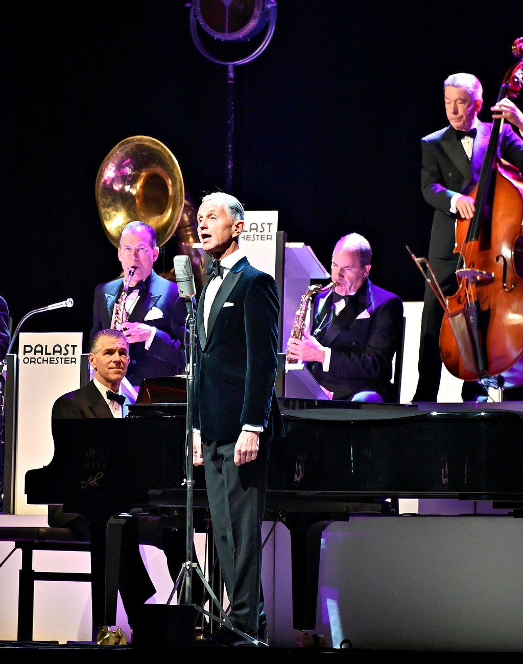 Elegant wie immer: Am Sonnabend sang Max Raabe in Begleitung des Palast Orchesters in Magdeburg.