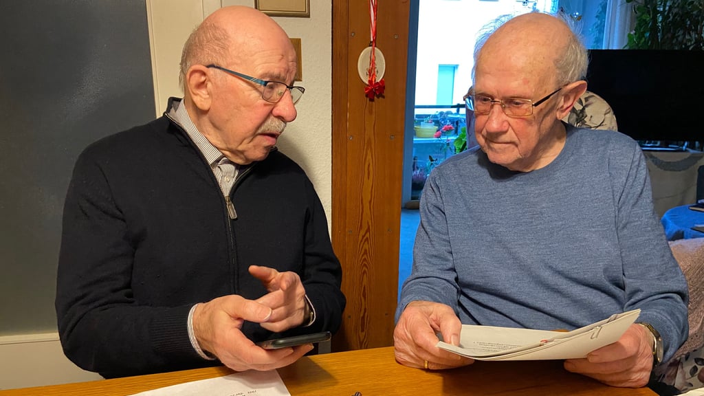 Bernhard Heyroth (links) komponiert Melodien für Wolfgang Schreiber, der 50 Lieder über Magdeburg verfasst hat. Auf seinem Smartphone präsentiert er die erste Komposition, die er dazu geschaffen hat.