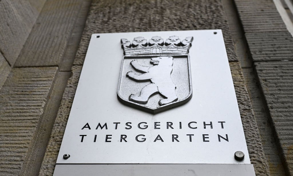 Ein Kunsthändler und ein Taxifahrer stehen wegen Verdachts auf Betrug mit gefälschten Ölgemälden in Berlin vor Gericht.