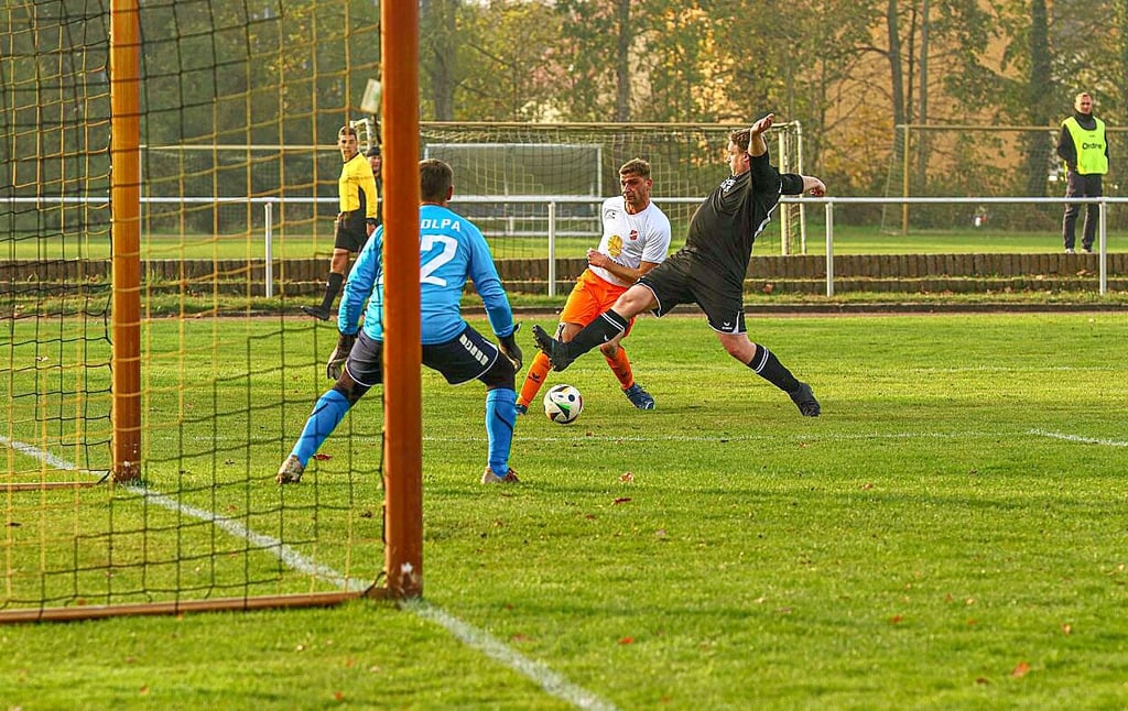 Seegrehna bereitet den Führungstreffer zum 1:0 vor.