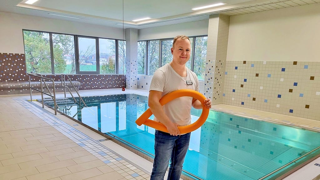 Physiotherapeut Stefan Schultz begleitet am Bewegungsbecken Wassertherapie und -gymnastik.