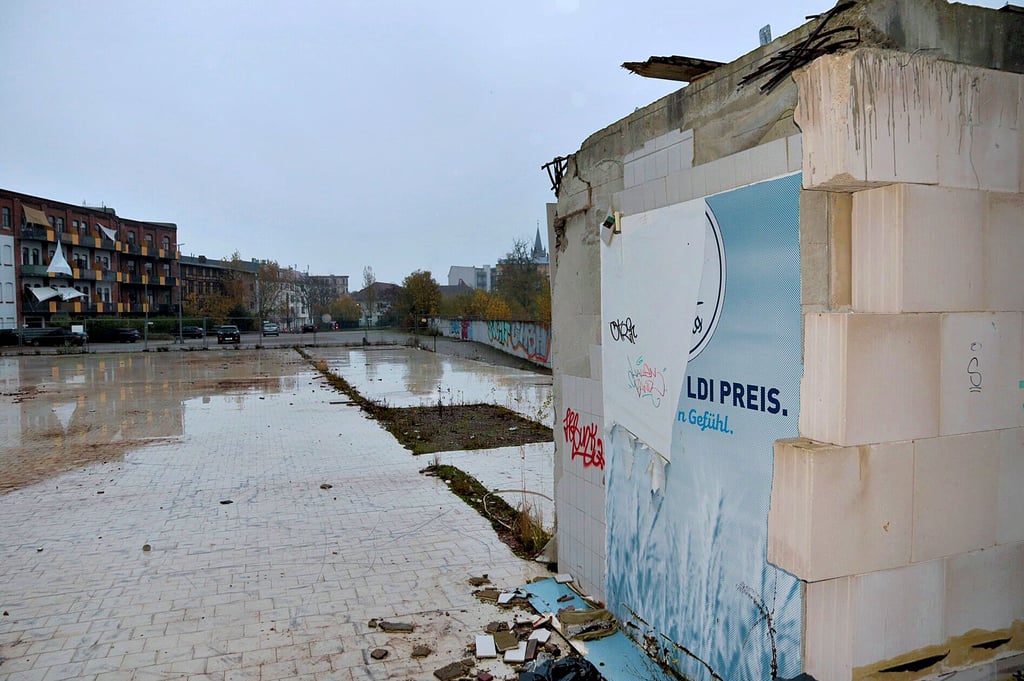Blick auf die Überreste des Aldi-Einkaufsmarktes in Magdeburg-Buckau. Darf der Discounter hier neu bauen?