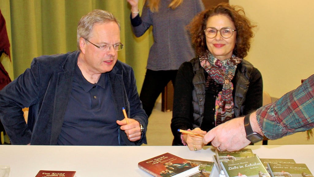 Autor Christian Maintz und Schauspielerin Barbara Auer signierten in einer Vortragspause die Bücher von Christian Maintz. Ihr hatte der Meister der Reime  übrigens ein Gedicht  in ihrer Rolle als Kommissarin gewidmet.
