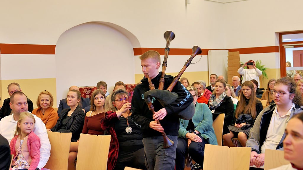 Dudelsackklänge von Adrian Dabrowski eröffneten das Jubiläumskonzert der Kreismusikschule „Ferdinand Vogel“ in der Aula des Schulzentrums Havelberg.