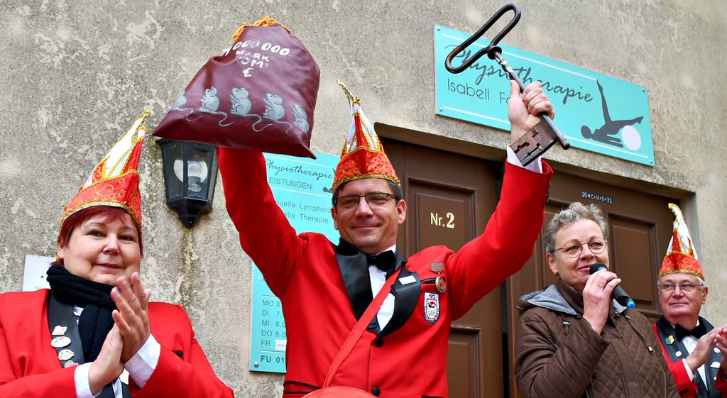 Von Bürgermeisterin Claudia Lange hat SCC-Präsident Gordon Damker am 11.11. in Sandau den Rathausschlüssel und das Geldsäckel übernommen.
