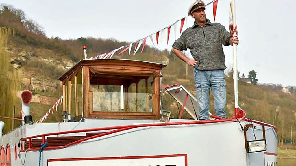 Bild aus besseren Schifffahrtszeiten: Manfred Schmidt als "Gallionsfigur“ der "Unstrutnixe" in Naumburg.