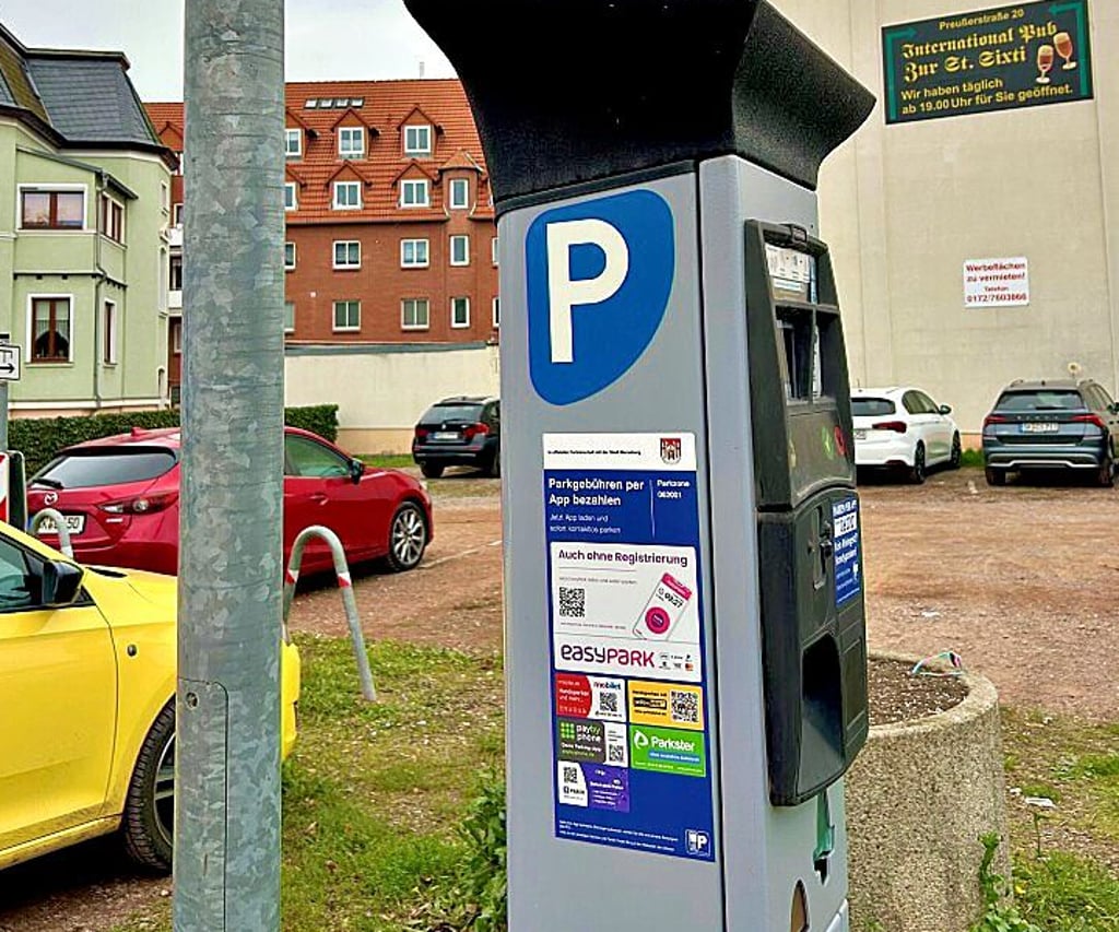 Wer sein Auto abstellen will, braucht in vielen Orten kein Bargeld mehr: Schilder weisen auf das Handyparken in Merseburg hin.