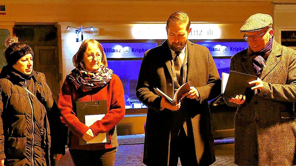 Simone Dülfer, Museumsleiterin Antje Reichel, Bürgermeister Mathias Bölt und Pfarrer Teja Begrich (von links) gedachten  in Havelberg der Pogrom-Opfer von 1938 und  machten auf die heutige Verantwortung  aufmerksam.