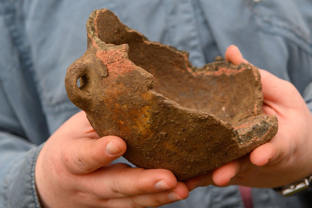 Zahlreiche Funde konnten Archäologen am Ringheiligtum Pömmelte in diesem Jahr freilegen - unter anderem auch Gefäße wie dieses.