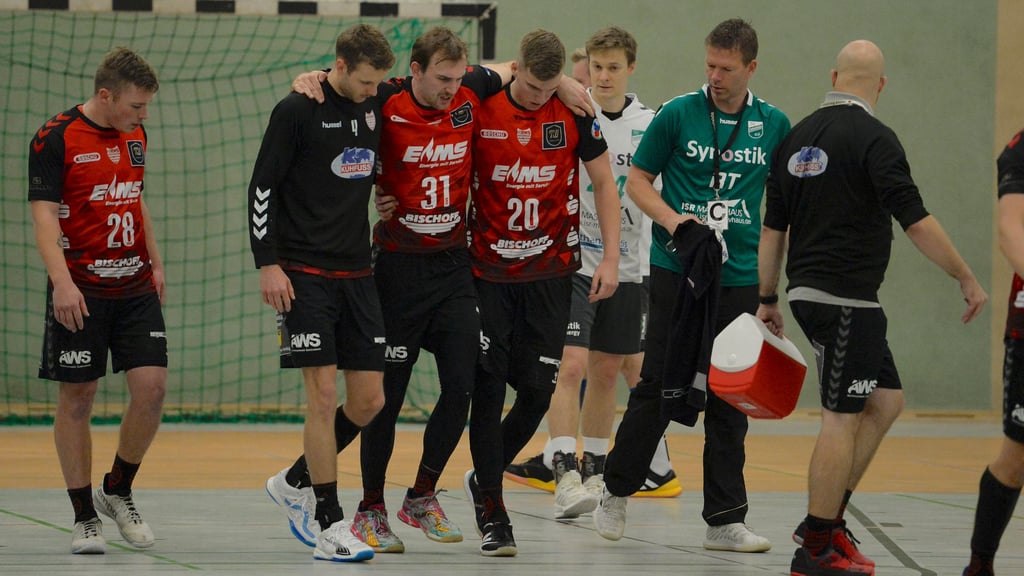 Staßfurts Jens Osterloh (Nummer 31) mussten von seinem Mitspielern gestützt werden, als er in Oebisfelde verletzt vom Platz ging.