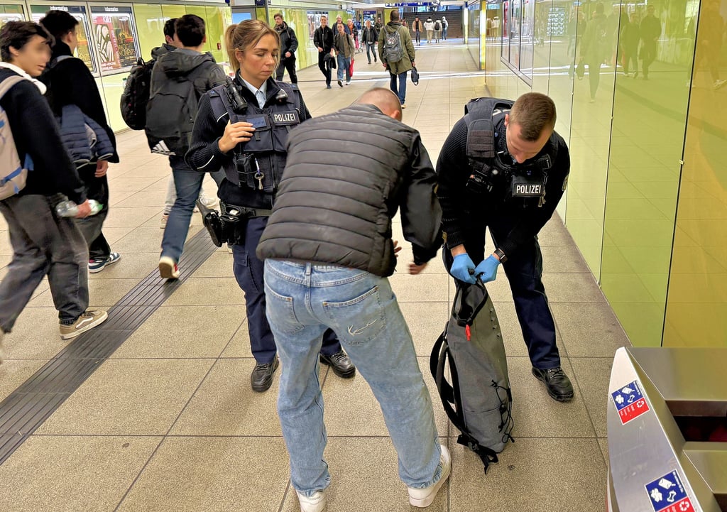 Polizeihauptmeisterin Dany Heberling und ihr Kollege Polizeimeister Frederik Banisch kontrollieren die Taschen eines Mannes in der Unterführung des Magdeburger Hauptbahnhofes. Die Beamten sind auf der Suche nach nicht erlaubten Waffen in der ausgewiesenen Verbotszone.