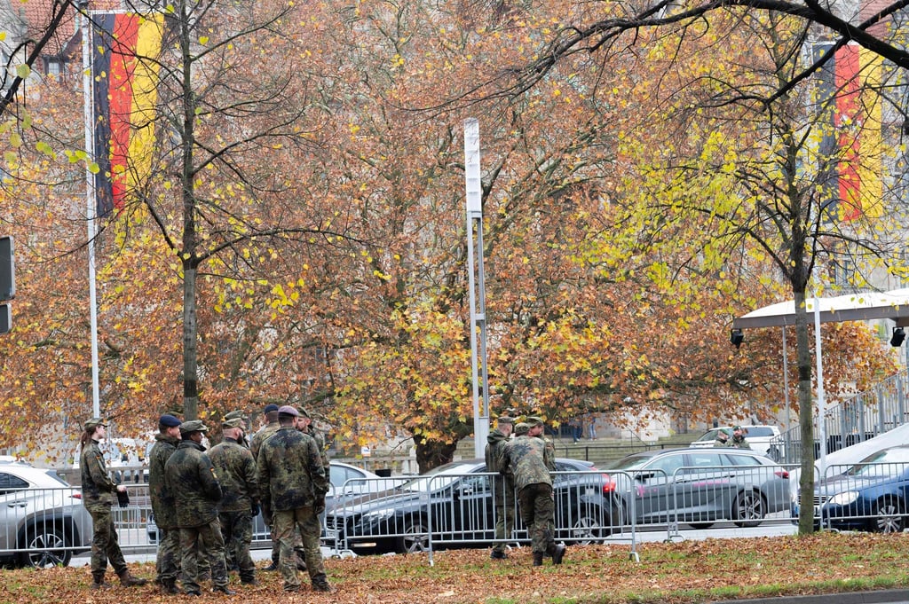 Am Platz der Menschenrechte vor dem Neuen Rathaus werden morgen Hunderte Menschen zum öffentlichen Gelöbnis der Bundeswehr erwartet.
